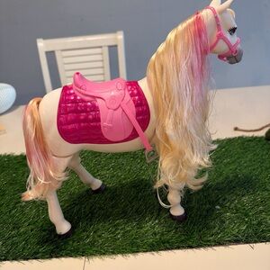Mattel Cream walking with sounds Toy Horse with Pink Saddle Barbie dream horse